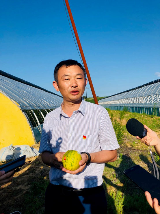 延邊州安圖縣鬆江鎮德化村第一書記代言德化香瓜：精准扶貧結碩果。 人民網 張玫 攝