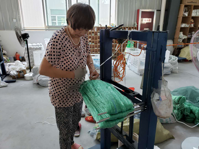 石頭鎮村民在漁網車間辛勤勞作（人民網 王瑤/攝）