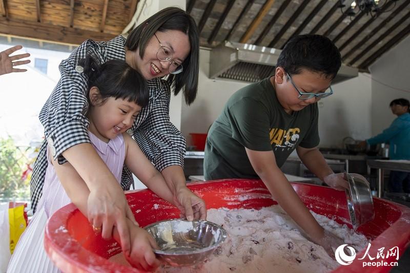 在上海崇明區虹橋村，孩子和家長正在一起學習制作崇明糕。（人民網記者翁奇羽 攝）